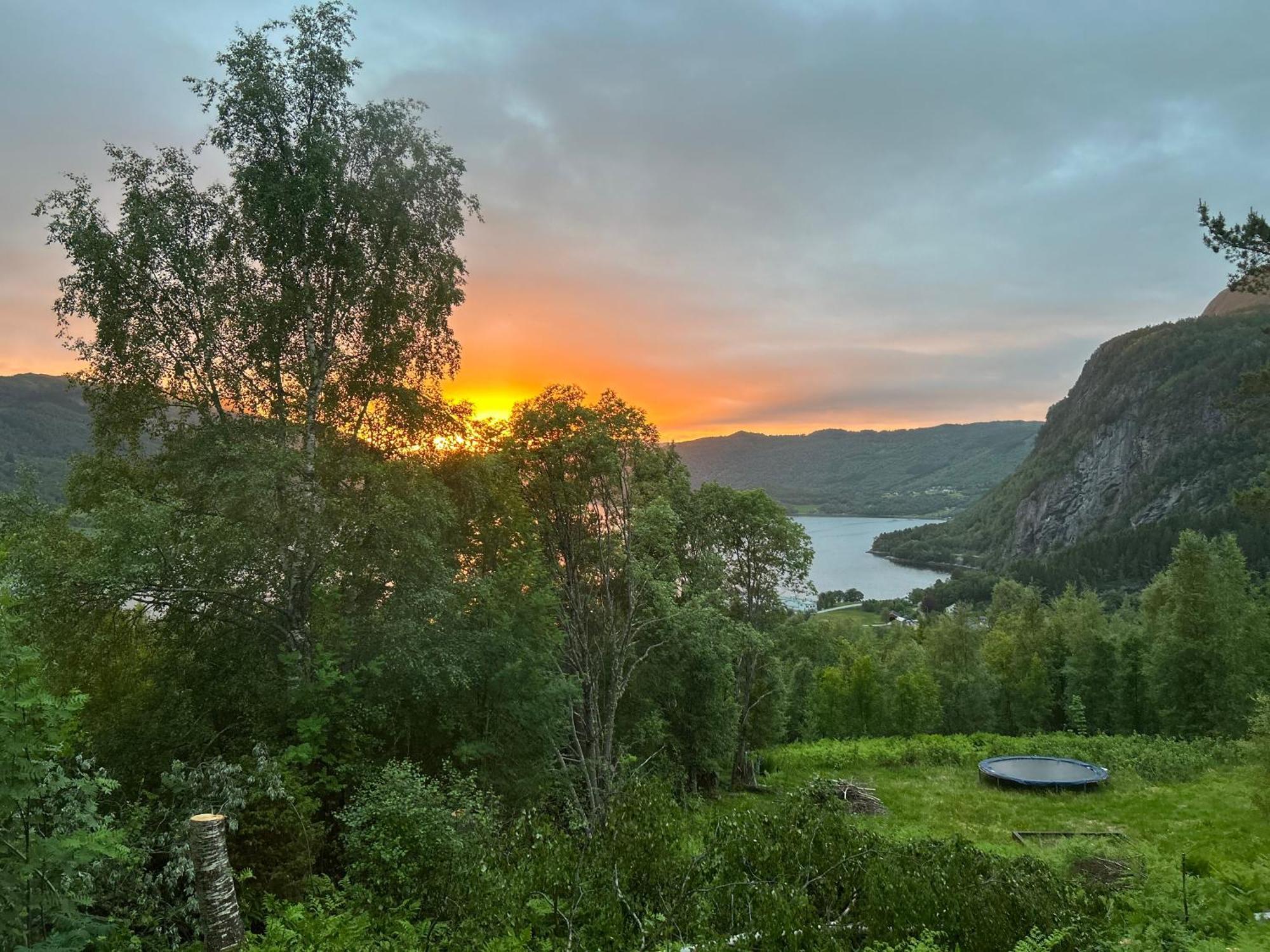 Stille Og Fredelig Ved Fjord Og Fjell Valsøybotn Exteriér fotografie