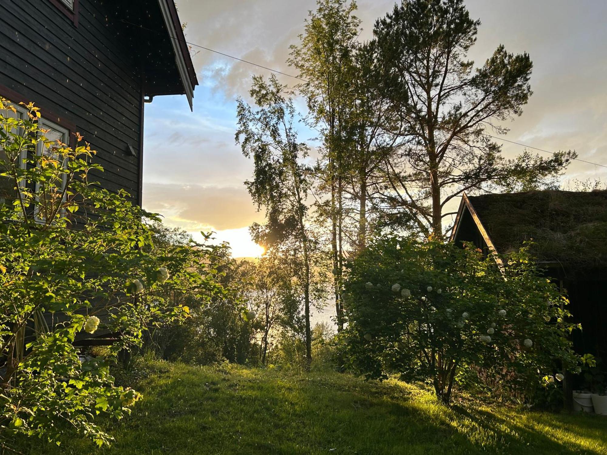 Stille Og Fredelig Ved Fjord Og Fjell Valsøybotn Exteriér fotografie